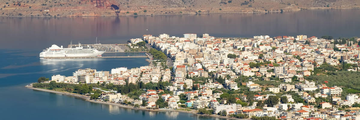 A view from above of the town of Itea